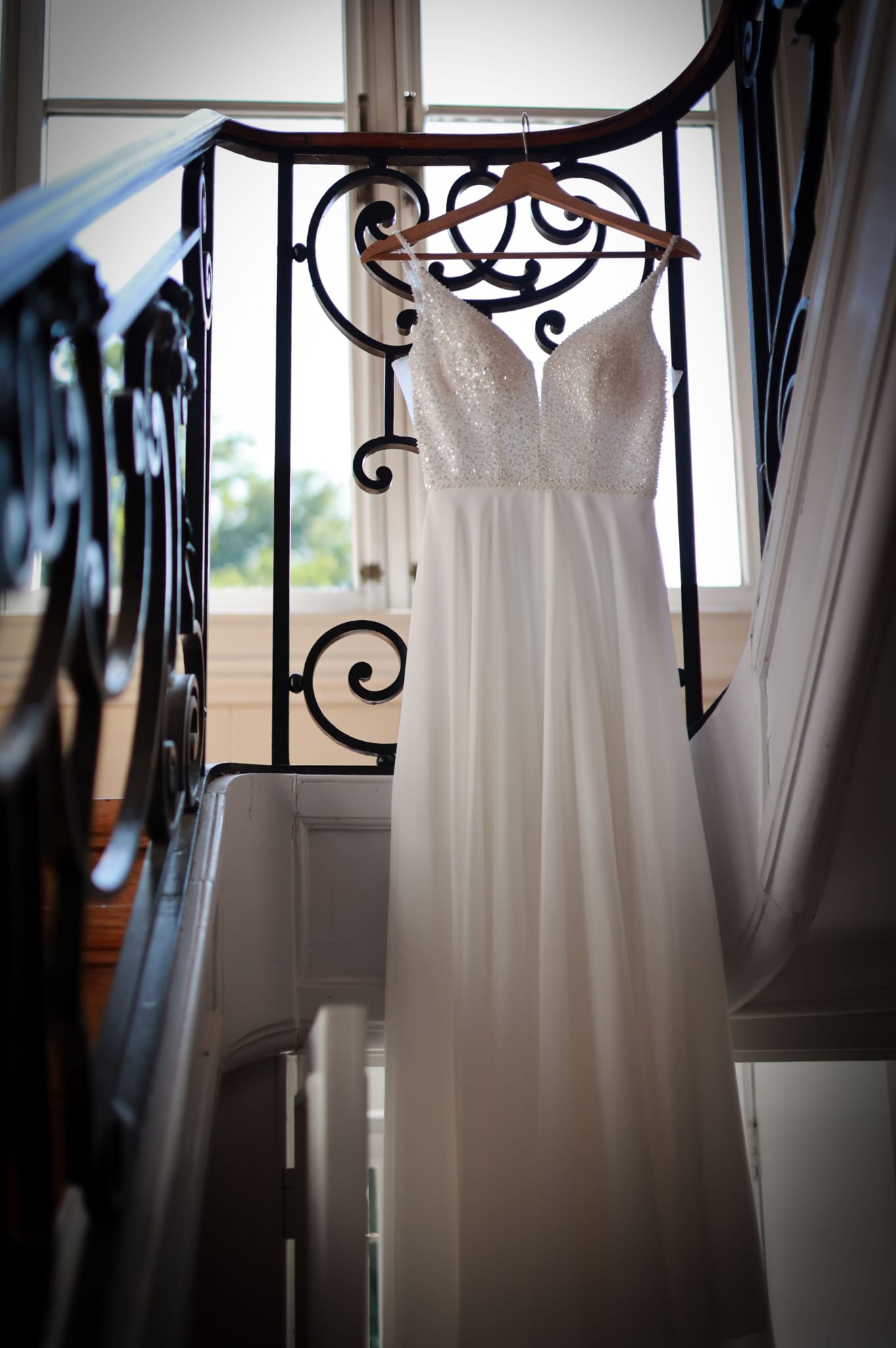 La robe de mariée suspendue dans un escalier
